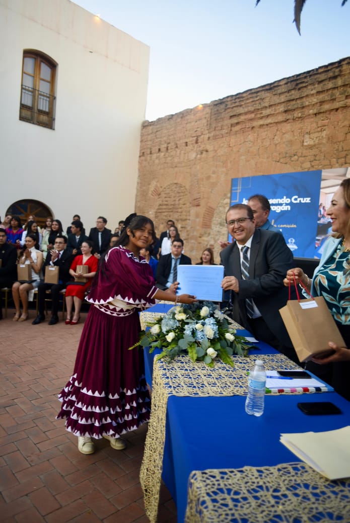 Alcalde toma protesta a miembros del Consejo Municipal de la Juventud&nbsp;2025-2027