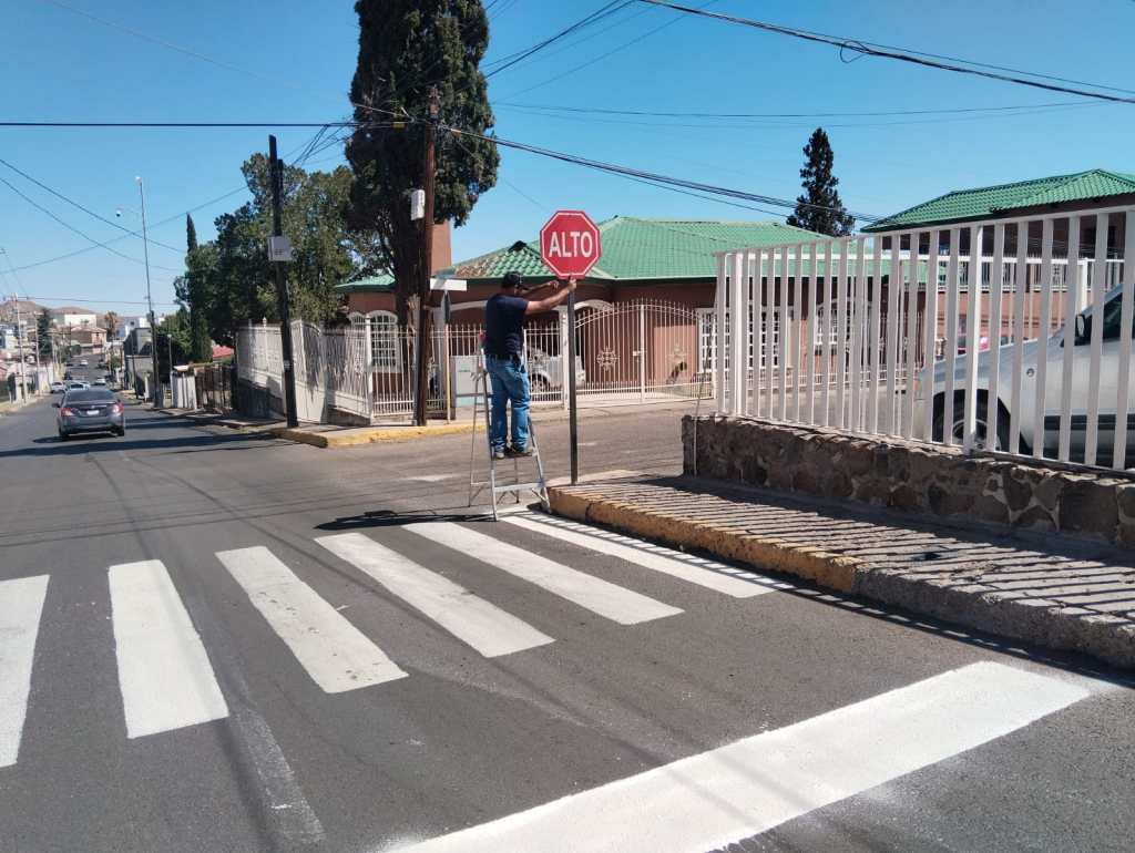 Instalan señales de alto en intersección de la Avenida 20 de Noviembre y calle&nbsp;séptima