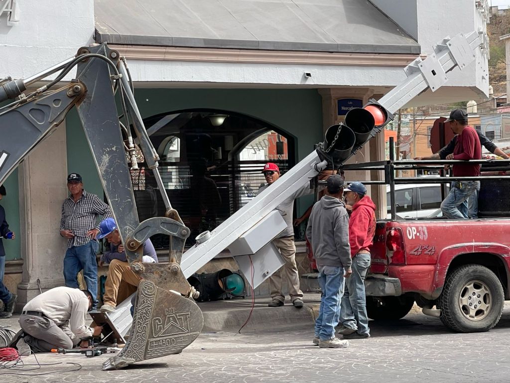 Reinstalan semáforo en la calle Mercaderes y Jesús&nbsp;García