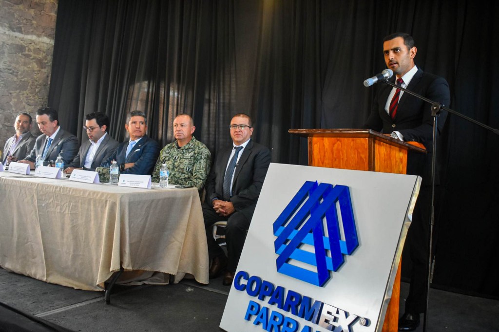 El alcalde Salvador Calderón Aguirre asiste a la toma de protesta del nuevo presidente de&nbsp;COPARMEX.