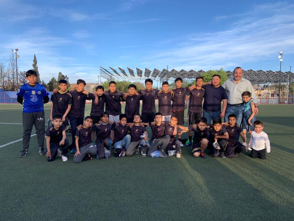 Reciben uniformes equipos infantiles de la Escuela de Futbol Emiliano&nbsp;Zapata