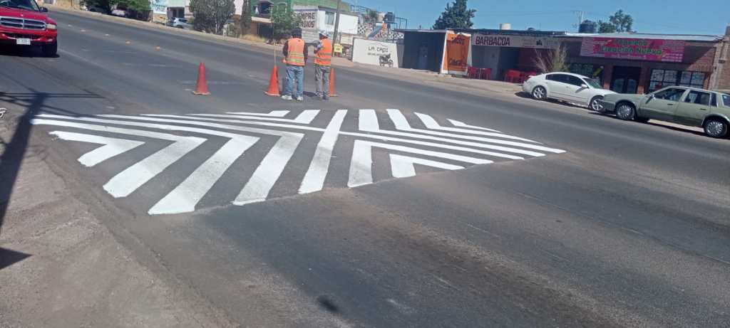 Cuadrillas de Obras Públicas aplican pintura en bordos del Periférico Luis Donaldo&nbsp;Colosio