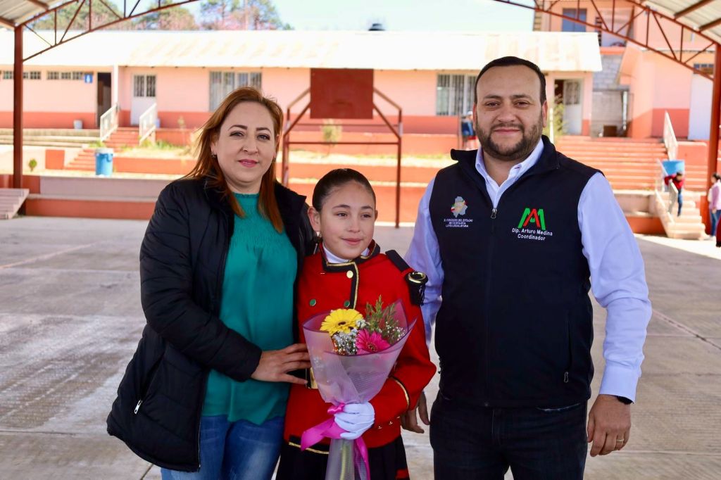 Convive Arturo Medina con niñas y niños de primaria en&nbsp;Guachochi