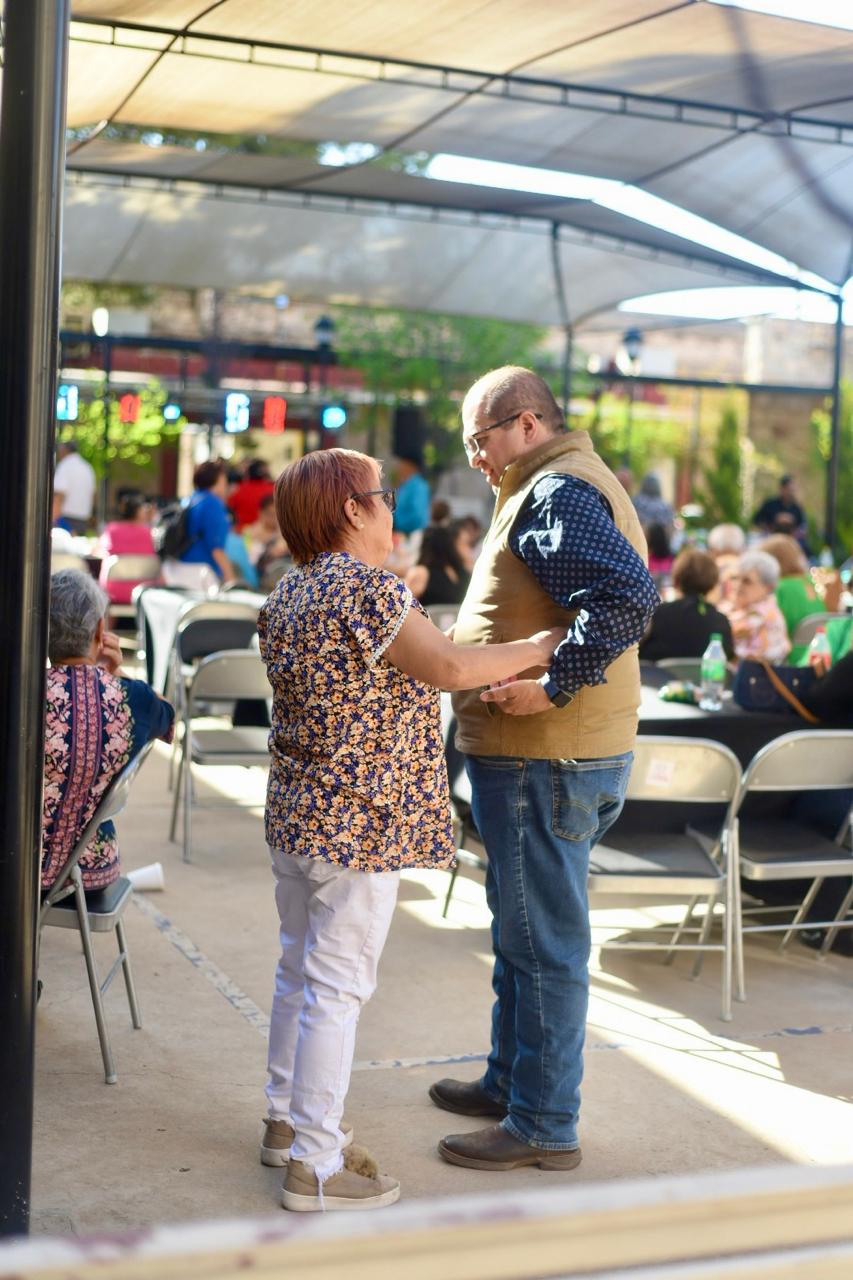 Adultos mayores celebran con música y baile en el Jardín del&nbsp;Abuelo