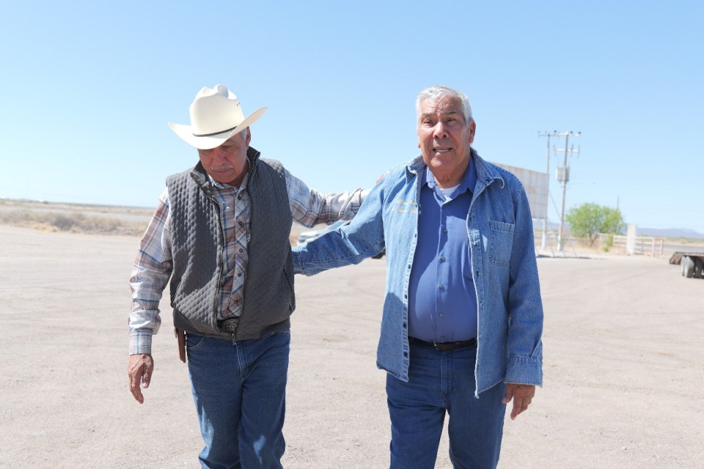 El diputado Arturo Zubia realiza la segunda entrega de pacas de rastrojo; suman 600 pacas entregadas en&nbsp;Jiménez