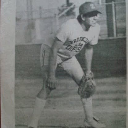 Era una tarde perfecta para el béisbol en Parral, Chihuahua. La emoción estaba en el aire, los vendedores de lonches hacían su agosto, y el Tecnológico se enfrentaba a la Sección 11 en el emblemático estadio Valente Chacón Baca. Entre los jugadores, en el jardín derecho, estaba Jorge L Vazquez , un pelotero con un brazo tan potente que algunos decían que podía lanzar una pelota de béisbol hasta otra&nbsp;dimensión.