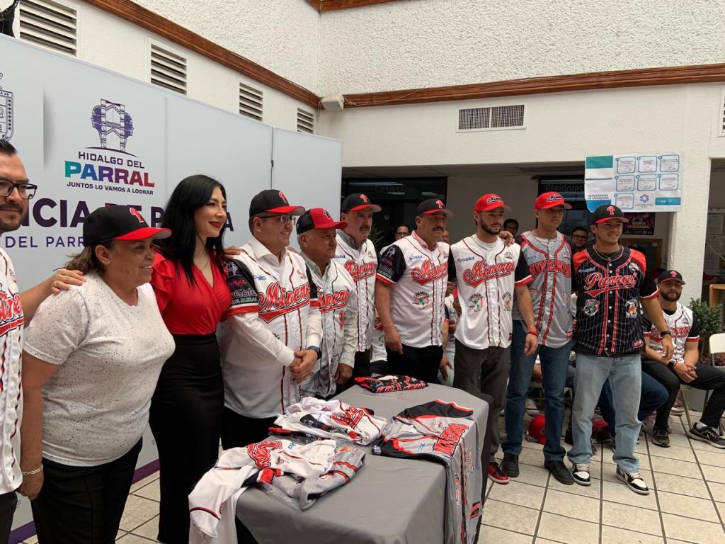 La combinación de blanco, gris y negro, la piel de Mineros de&nbsp;Parral