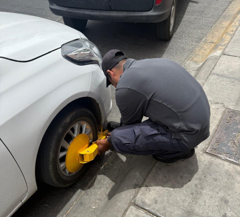 Aplican inmovilizador a vehículo con más de 100 multas; se otorgaron facilidades de&nbsp;pago