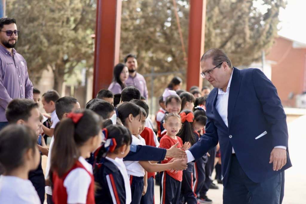 Preside el alcalde Salvador Calderón honores a la bandera en la escuela Once de&nbsp;Julio