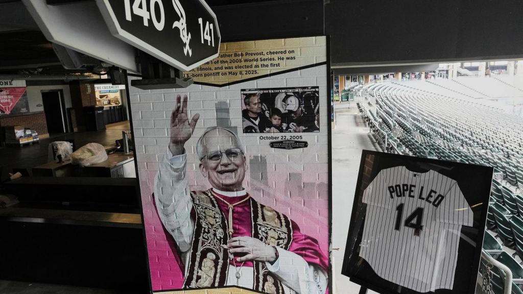White Sox honran al papa León XIV con placa en asiento que ocupó en la Serie&nbsp;Mundial