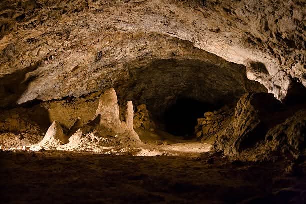«Entre Sombras y Risas: Crónicas de la Cueva del&nbsp;Diablo»
