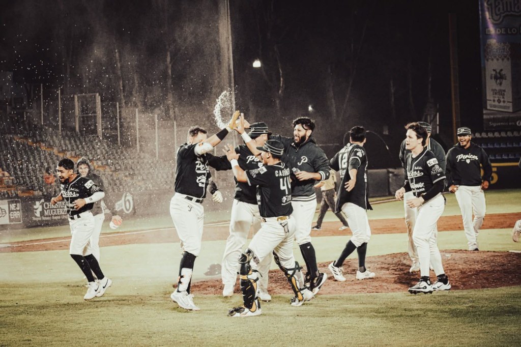 PERICOS ARMAN RALLY EN LA NOVENA Y DEJAN EN EL TERRENO A LOS&nbsp;DORADOS