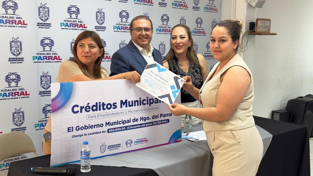 Entrega el alcalde Salvador Calderón apoyos económicos a 10 nuevos&nbsp;beneficiarios