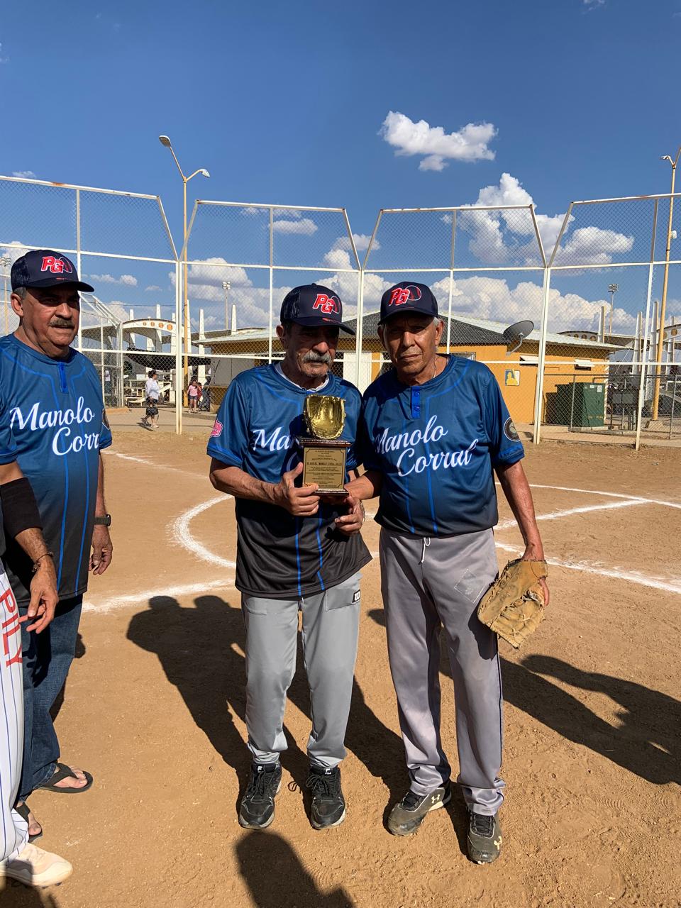 Recibe reconocimiento del equipo La Chole de beisbol de 50 años y más, Manolo&nbsp;Corral