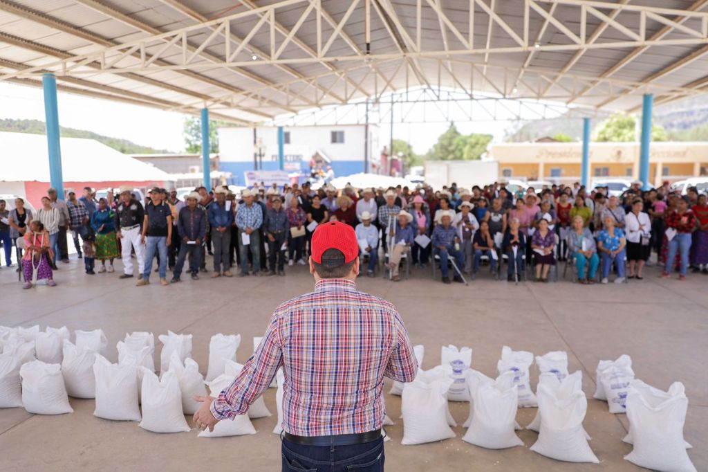 Recorre Arturo Medina la sierra con entrega permanente de apoyos&nbsp;alimentarios.