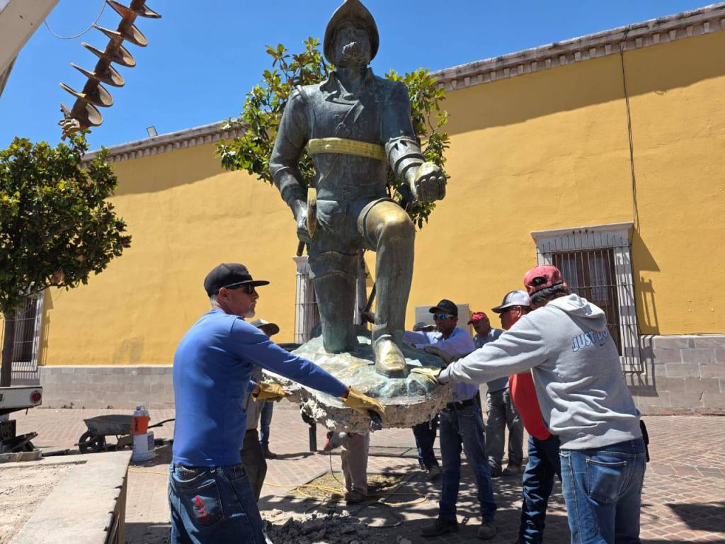 Reubican estatua de Juan Rangel de Biezma a su sitio original en la Plaza&nbsp;Principal