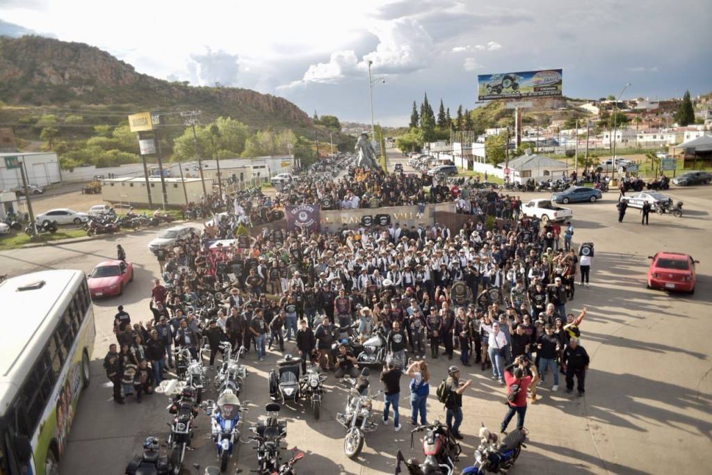 Encabeza Alcalde la tradicional fotografía del recuerdo y desfile con&nbsp;motociclistas