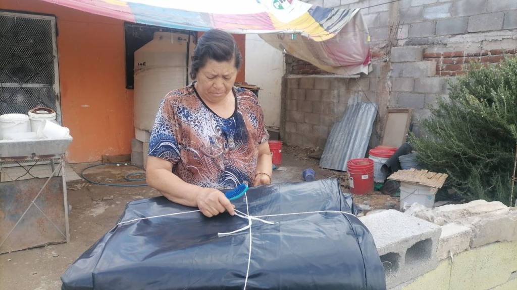 Gobierno de Parral refuerza acciones preventivas ante lluvias con entrega de&nbsp;hule