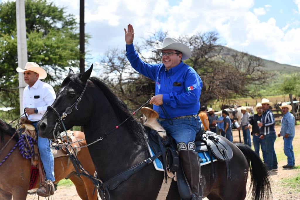 Alcalde Salvador Calderón encabeza arribo de cabalgantes al Lienzo Charro de Misión de&nbsp;Guadalupe