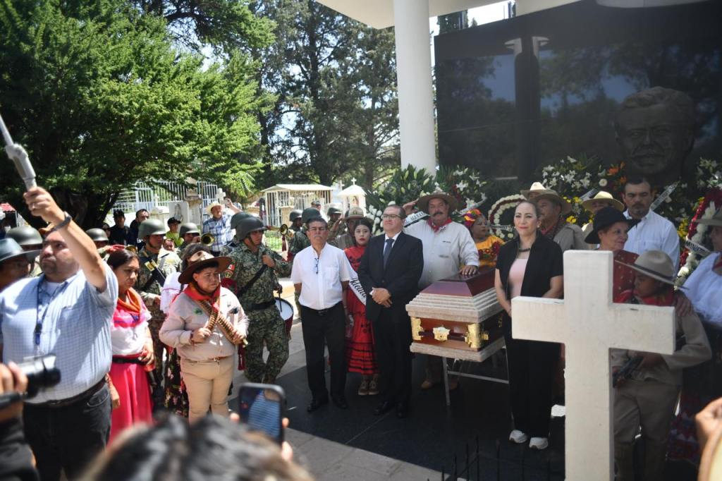 Encabeza alcalde Salvador Calderón cortejo fúnebre en honor a Francisco&nbsp;Villa