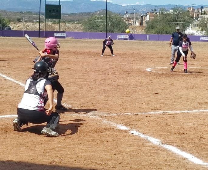 Apaleó Meny Mora en softbol femenil&nbsp;Parral
