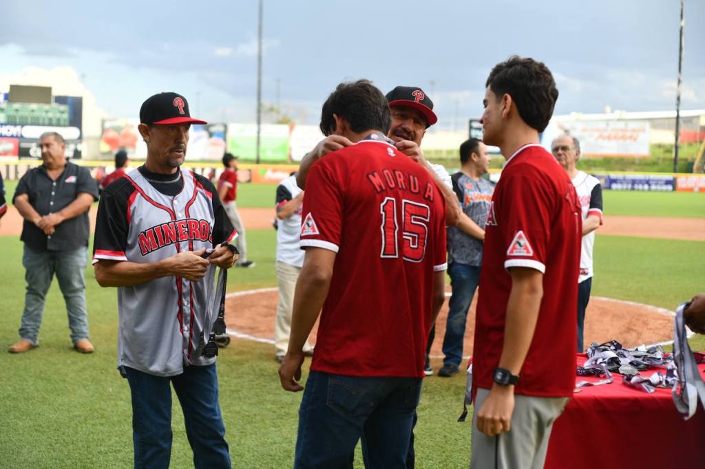 Gobiernos de Parral y Delicias impulsan el deporte infantil con entrega de&nbsp;equipamiento