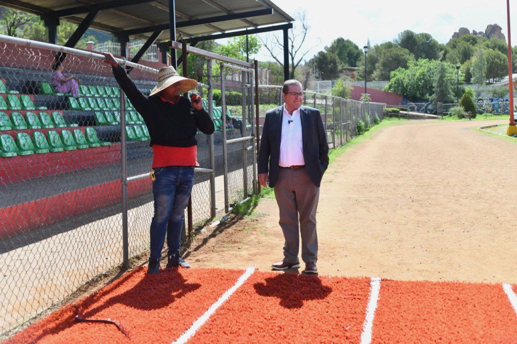 Gobierno de Parral instala pasto sintético en la pista de atletismo de la Unidad Deportiva&nbsp;CNOP