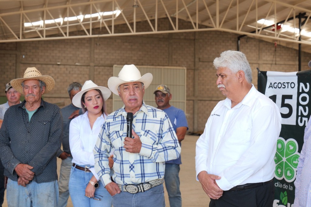 Acompaña Arturo Zubia entrega de fertilizantes en&nbsp;Saucillo