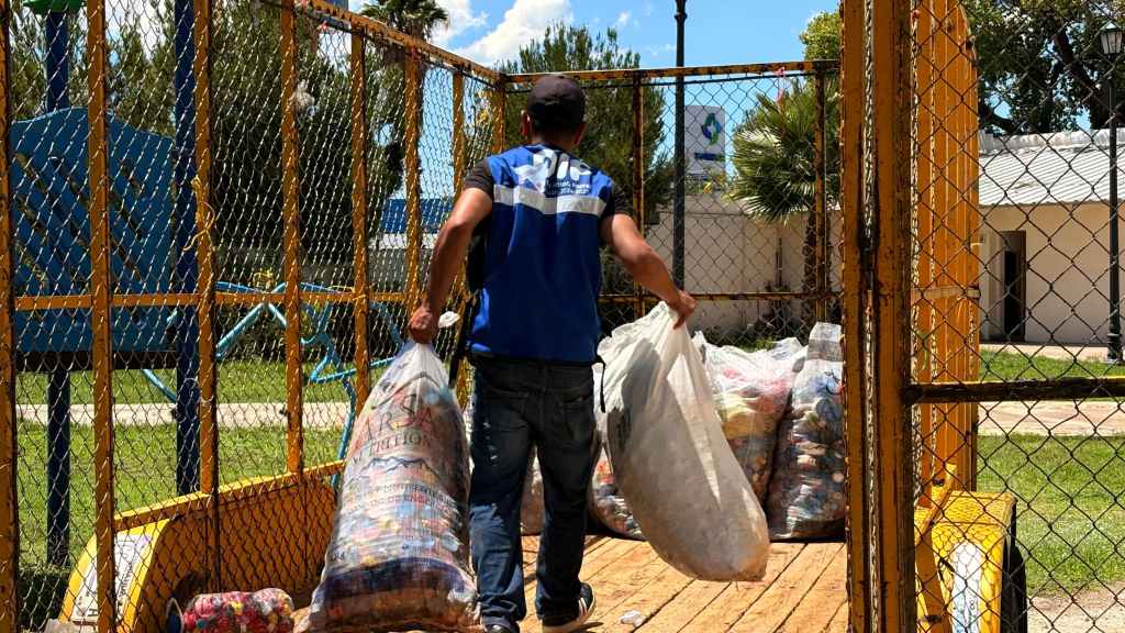DIF Municipal entrega más de 400 mil taparroscas a favor de niñas y niños con&nbsp;cáncer