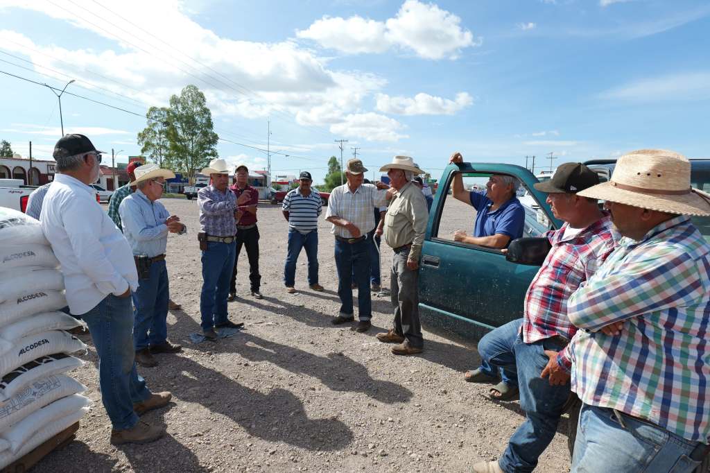 Diputado Arturo Zubía entrega fertilizante subsidiado a productores de Camargo y continúa apoyo en&nbsp;Jiménez