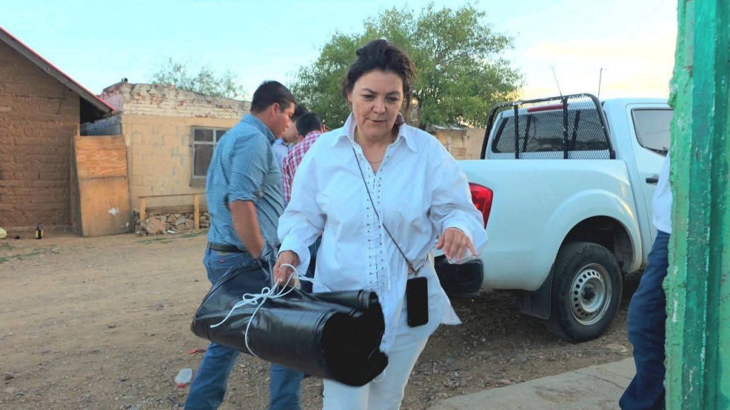 Gobierno de Parral entrega más de 3,600 m² de hule negro a familias&nbsp;vulnerables