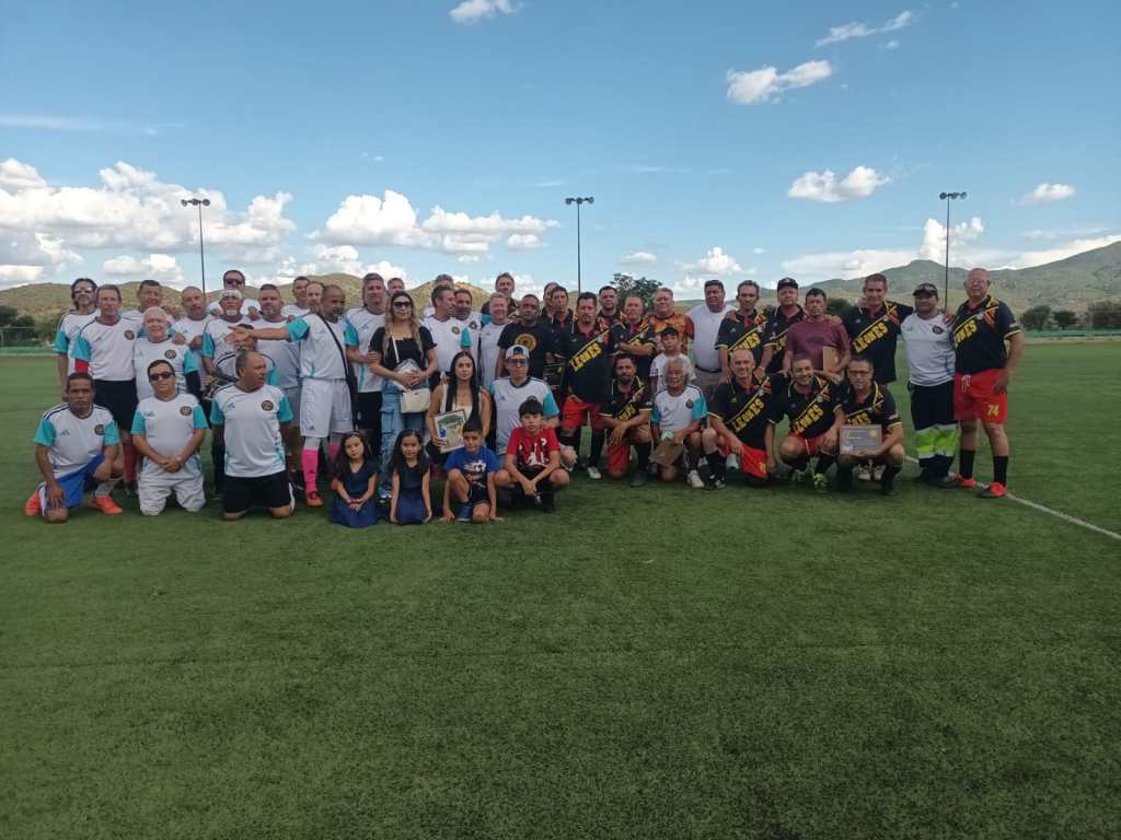 Todo un éxito el juego de futbol entre Leones de Santa Bárbara y Leones Negros de&nbsp;Parral