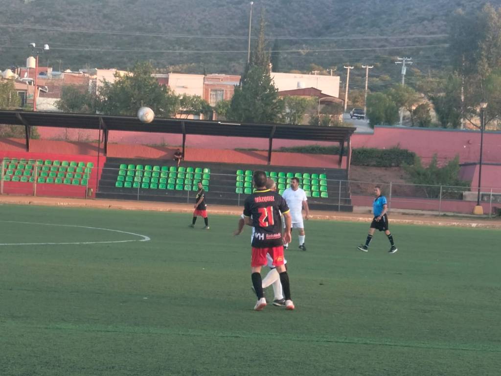 Goleó Soluciones Eléctricas en futbol de veteranos 40 años y&nbsp;más