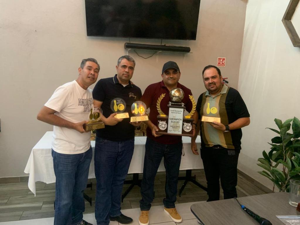 Reciben su premio ganadores de la Liga Comercial de&nbsp;Boliche
