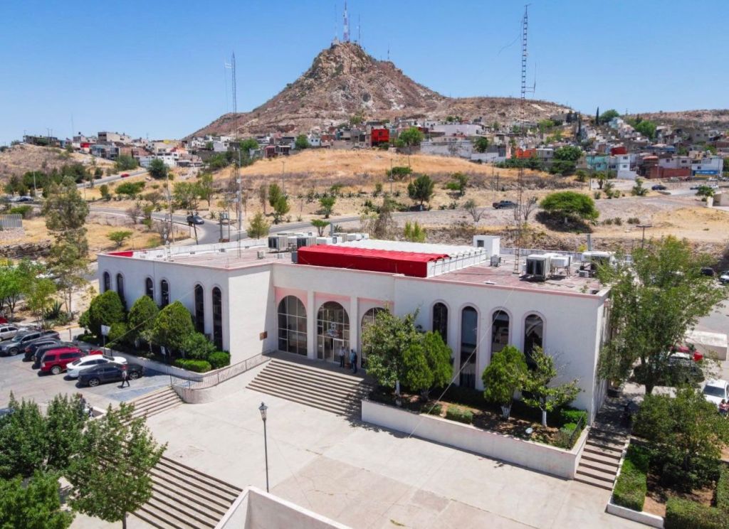 Ante la problemática presentada respecto a inversionistas en el Grupo Pacheco, el Gobierno de Parral llama a la cordura de las partes involucradas y a preservar el estado de derecho, se solidariza con los afectados y se ofrece para guiarlos y encausarlos ante las autoridades&nbsp;competentes.