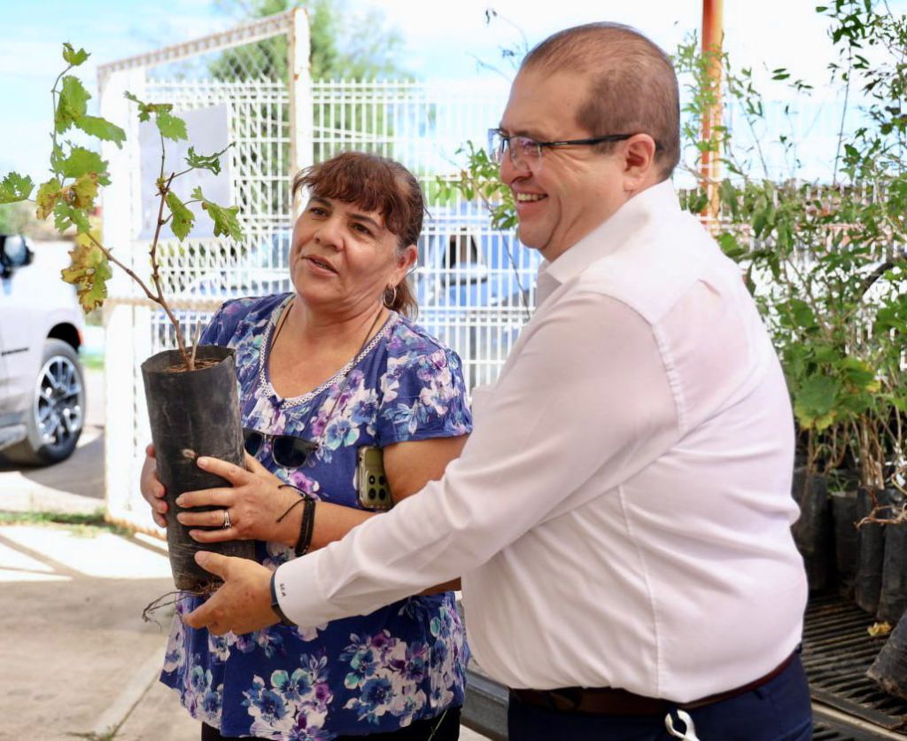 Gobierno Municipal y Estatal entregan 750 árboles frutales en Santa&nbsp;Rosa