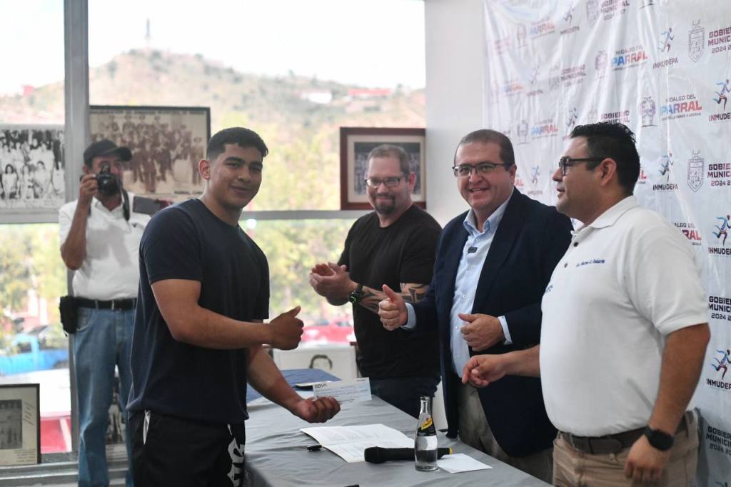 Alcalde Salvador Calderón entrega becas deportivas “Juntos lo Vamos a&nbsp;Lograr”