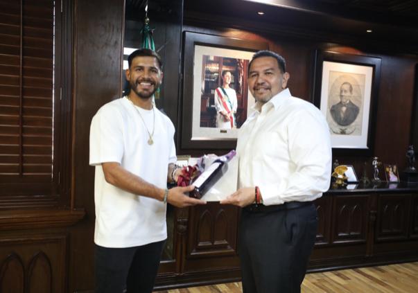 Recibe alcalde a Yair Rodríguez “El&nbsp;Pantera”