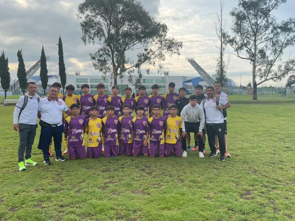 Dos jugadores y un entrenador de Parral, campeones nacionales de futbol&nbsp;sub-15
