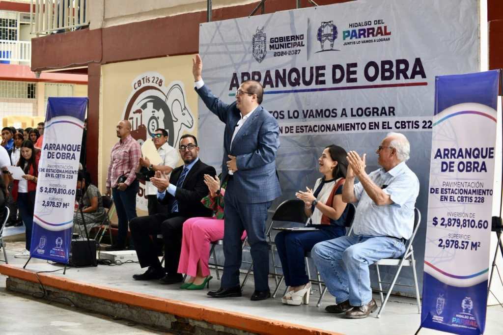 Alcalde Salvador Calderón arranca pavimentación del estacionamiento en el CBTis&nbsp;228