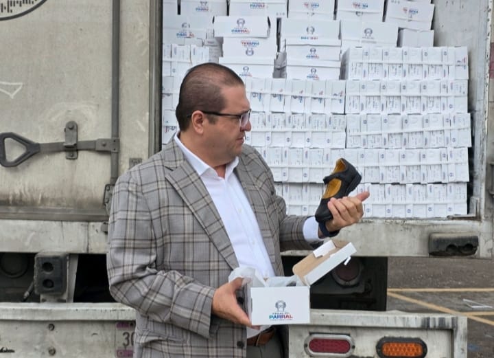 Más de 16 mil alumnos de Parral reciben uniformes y calzado escolar en el primer año de Salvador&nbsp;Calderón