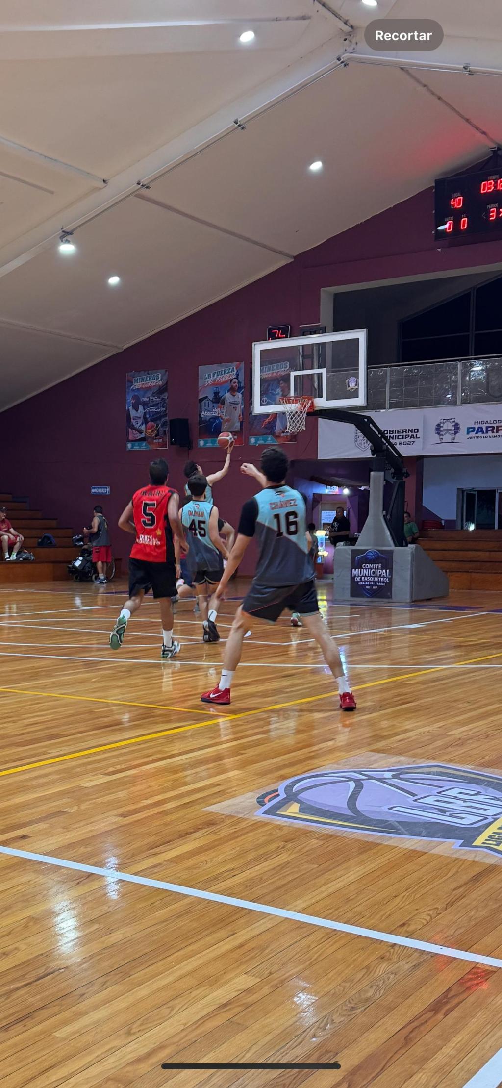 Cerrado triunfo de Educación Física en baloncesto&nbsp;municipal