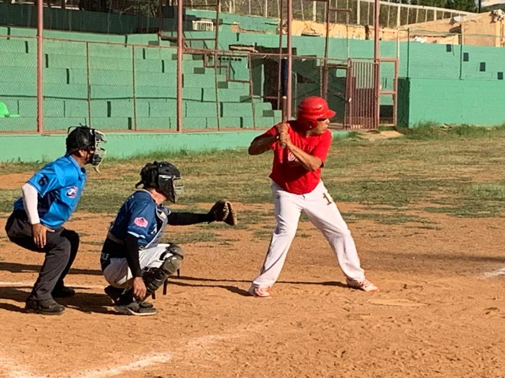 Manolo Corral-La Chole, empató la serie final de beisbol de 50 años y&nbsp;más