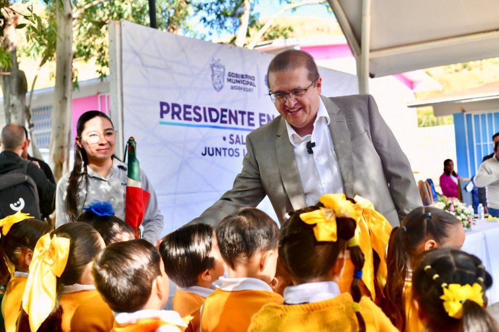 Entrega Alcalde Salvador Calderón uniformes y calzado escolar en el Jardín de Niños Gabriela&nbsp;Mistral