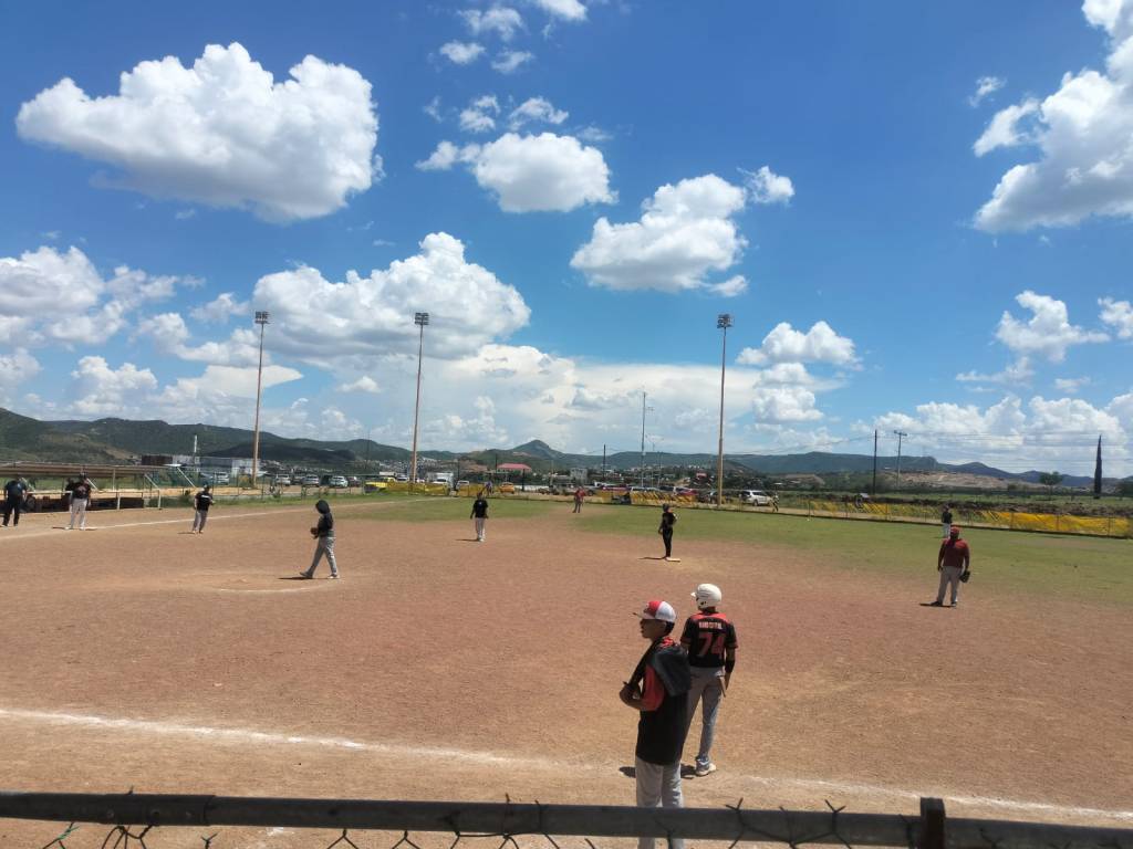 Doble victoria de Chayo Corral en Liga de Softbol&nbsp;Municipal