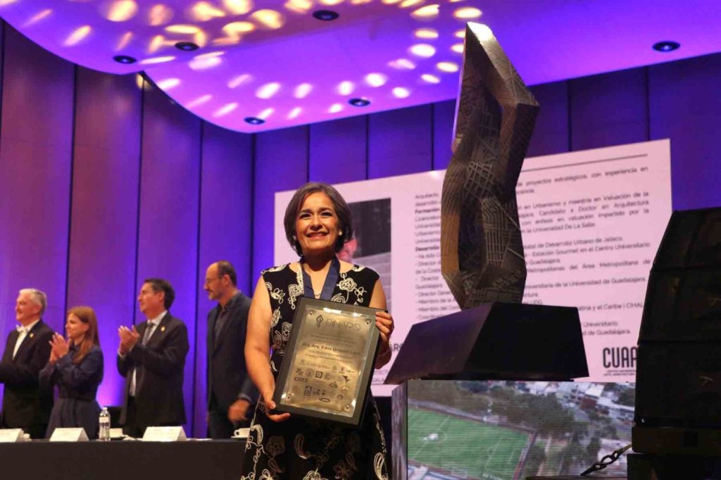 Reconocen a la Dra. Edna Urquidi por su trayectoria en la&nbsp;Arquitectura