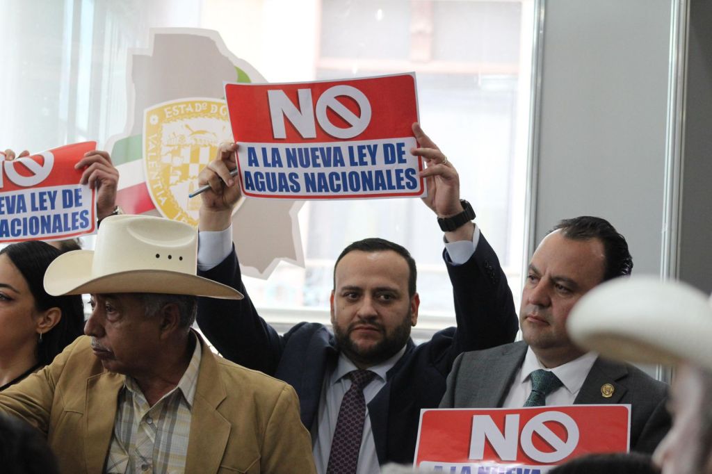 Arturo Medina, del PRI, detiene sesión del Congreso; saca a diputados a atender a&nbsp;campesinos