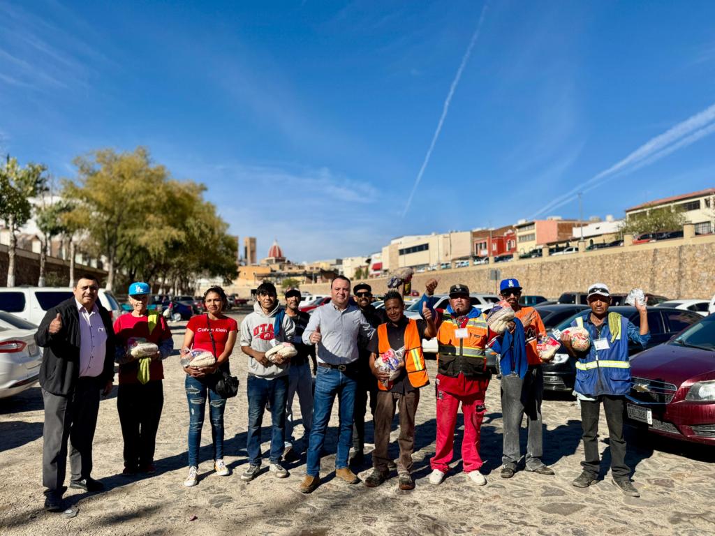 Guillermo “Memo” Ramírez entrega apoyos alimentarios a familias de Parral este 24 de&nbsp;diciembre